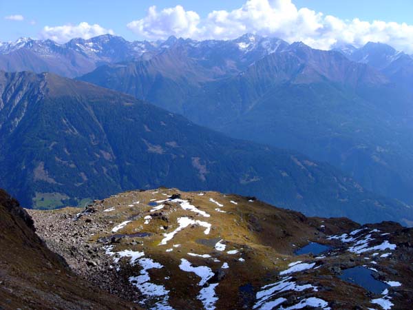 jenseits im O über den Tälern von Isel und  Kalser Bach die Schobergruppe