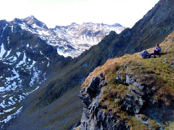 ... mit steil abbrechenden Rasenkanzeln; Blick durchs Rottörl nach SW auf den Hauptkamm zwischen Deferegger Riegel und Kreuzberg (rechts)