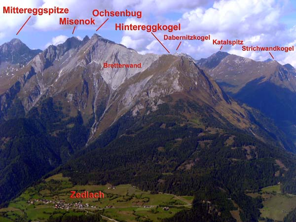 links anschließend (NNW) der Frosnitzkamm, der uns schon zu Beginn in seinen Bann gezogen hat; über dem Ort der Zedlacher Urwald mit 600 Jahre alten Lärchen