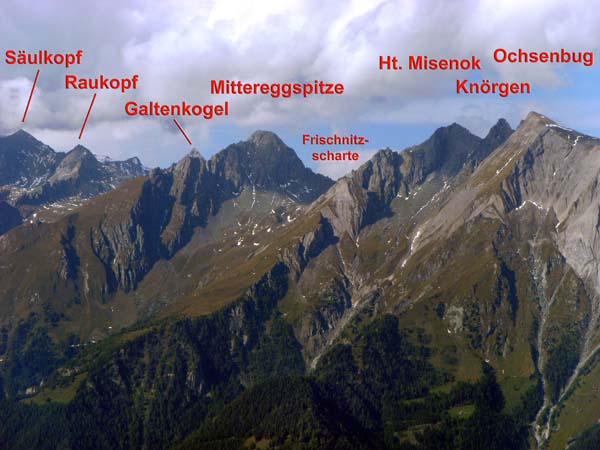 der Frosnitzkamm ist so unberührt, dass selbst in der neuen AMap 0.5 noch Irrtümer in der Namensgebung bestehen: Der knapp über 3000 m hohe Hintere Misenok wird dort noch immer als Bretterspitze geführt, die ist in Wahrheit 300 Hm darunter - die kleine Rasenspitze genau in Bildmitte