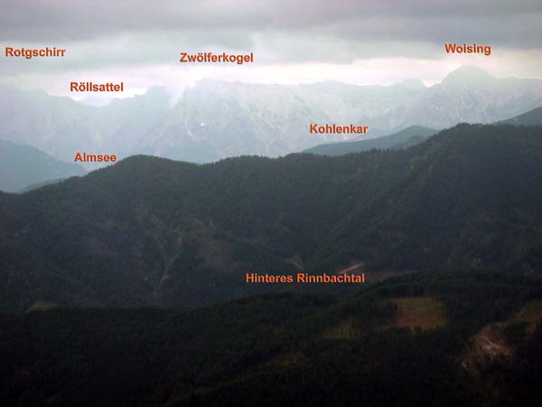 leider wolkenverhangenes Gipfelpanorama über 140° nach Süden