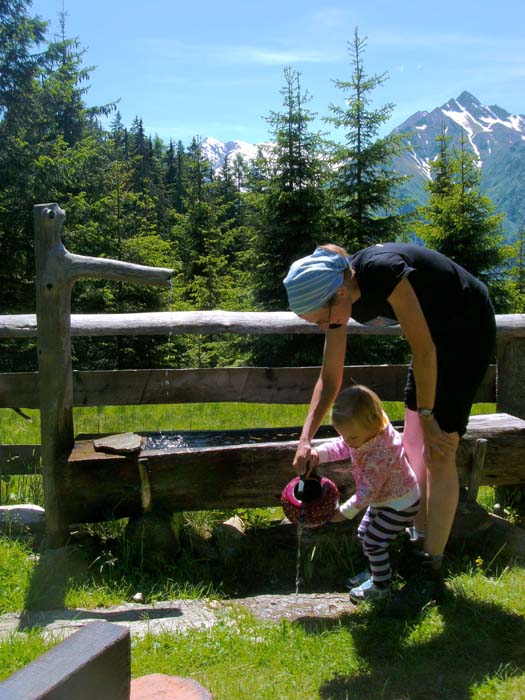 ein Spielplatz jagt den anderen: die Jagdhütte am Fuß des Rosskopf mit Herd (links) und Pihapper im SW