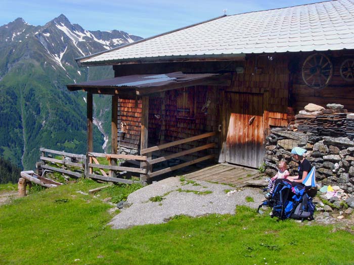 auf der Bräualm lassen wir den Wald endgültig unter uns; links oben Stubenkogel und Pihapper