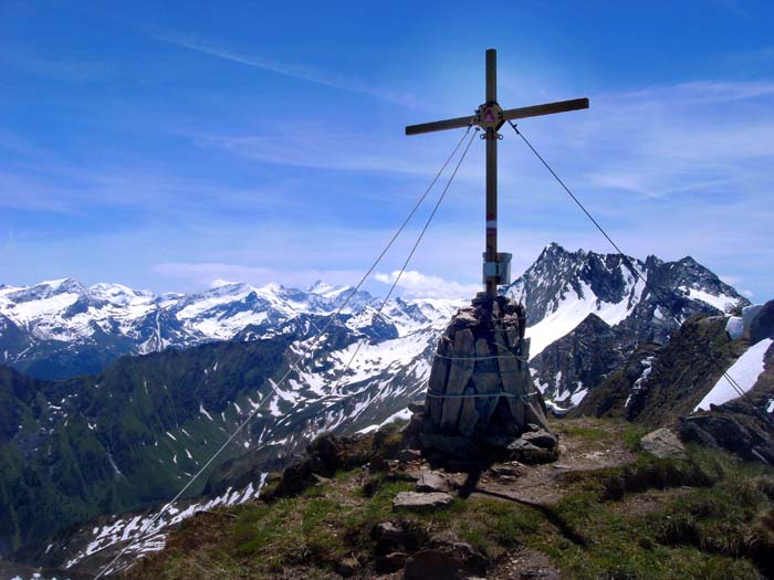 Gipfelkreuz gegen SSO; links der Bildmitte ganz hinten der Großglockner