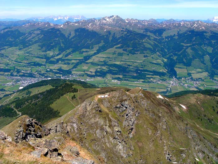das Gipfelpanorama im Uhrzeigersinn: im N ganz hinten der Wilde Kaiser, davor der Geißstein und das Salzachtal mit Mittersill (links) und Stuhlfelden