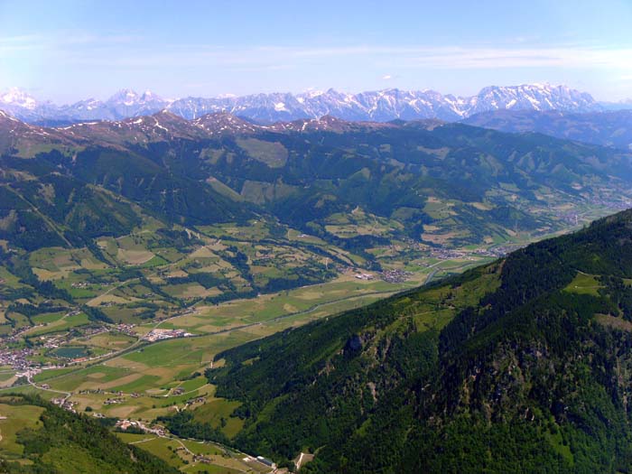 im NO der Unterpinzgau, die östlichen Kitzbüheler Alpen und die Kalkalpen zwischen Watzmann und Hochkönig