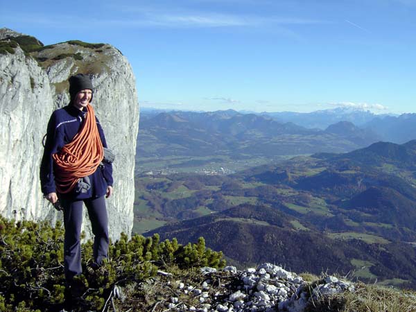 Ulli am Ausstieg; links oben der Berchtesgadener Hochthron mit der beeindruckend steilen zentralen Südwand, rechts unter der Wolkenbank Dachstein und Bischofsmützen