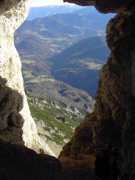 Blick durchs Höhlenportal, im Hintergrund das Tennengebirge