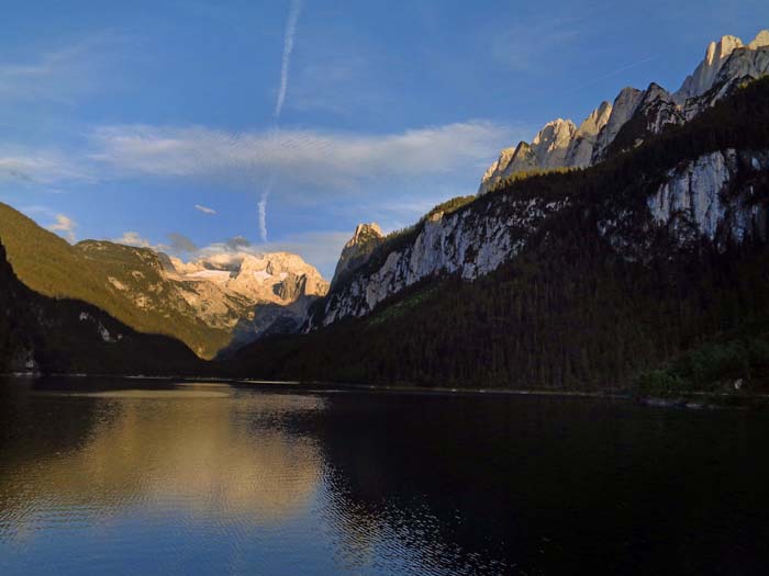 in aller Welt bekannt: die traumhafte Ansicht von Gosaukamm und Dachstein über dem Vorderen Gosausee