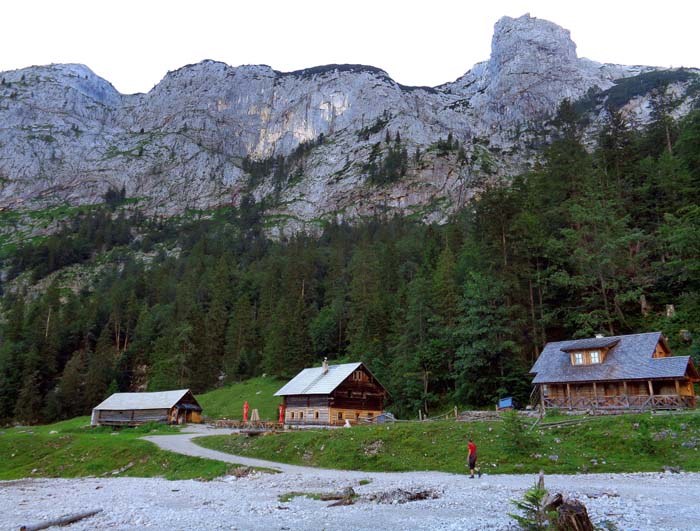 die im Sommer bewirtschaftete Hohe Holzmeisteralm (Hintere See Alm), links der Bildmitte die glatt gescheuerten Wasserrillenplatten im unteren Teil der Route