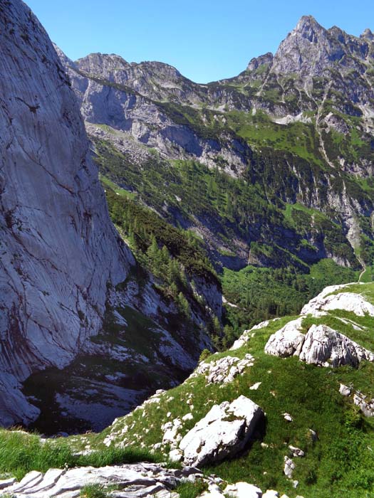 von hier könnte man die Tour abbrechen - entlang der Wände hinüber zum bezeichneten Hüttenzustieg 