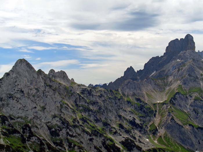 am Abstieg wenden wir uns dem Gosaustein und der Bischofsmütze zu; in Bildmitte ganz hinten lugt der Hochkönig hervor