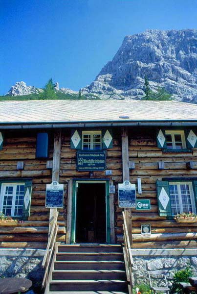 das alte Buchsteinhaus mit seiner gemütlichen Terrasse, darüber der W-Grat