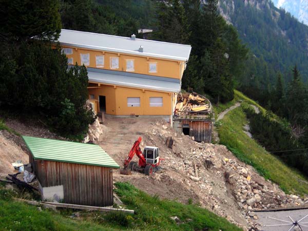 die Baustelle des neuen Hauses im August 2009 ...