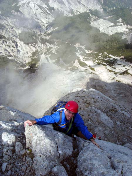 Thomas entsteigt freudestrahlend der Plattenwand