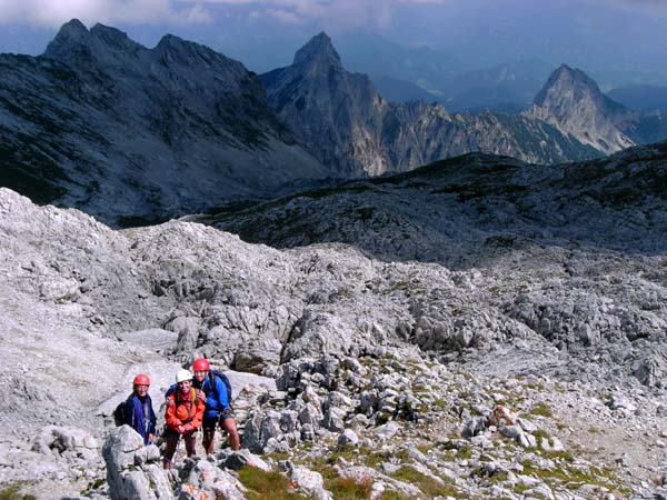 die Dreierseilschaft am Ausstieg knapp unterm Gipfel; dahinter St. Gallener Spitze(li), Kl. Buchstein und Tieflimauer