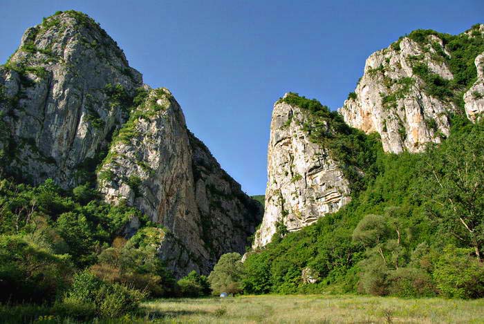 Bulgarien bietet eine Fülle unterschiedlicher Klettergebiete; hier die malerische Ermaschlucht bei Tran an der serbischen Grenze- bislang klassisches Tradgebiet
