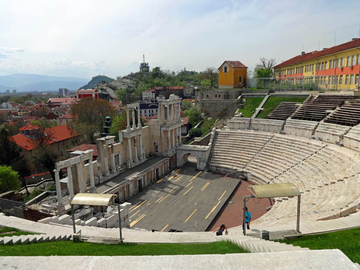 direkt in der Altstadt von Plovdiv: 300 m südwestl. vom römischen Amphitheater der Sektor Zad Teatura (9 Routen 5c+ bis 8b); noch näher ...