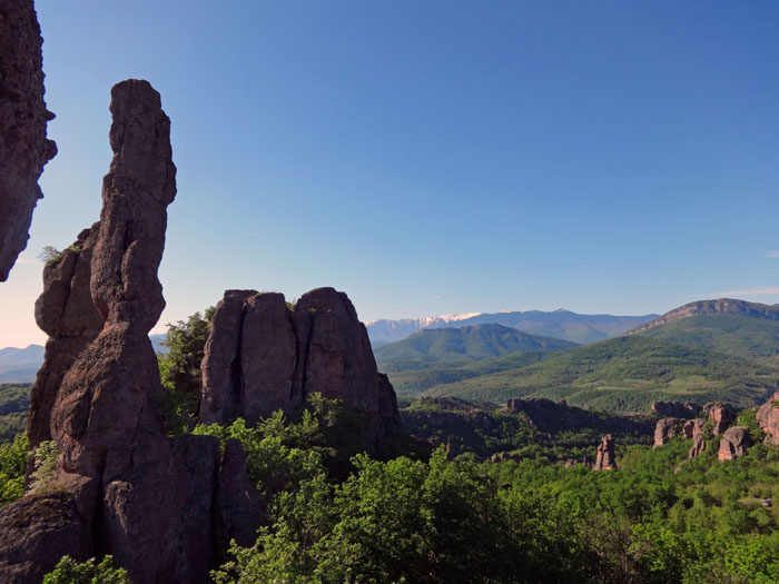 bizarre Felslandschaft um Belogradtschik: Blick vom Kalle gegen Süden auf Reiter und Kloster, dahinter die Grenzberge zu Serbien