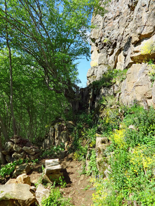 ... ein neu angelegter Sektor mit ein paar einladenden Routen und Picknickplatz; hinterm Eck etwa 50 m weiter ...