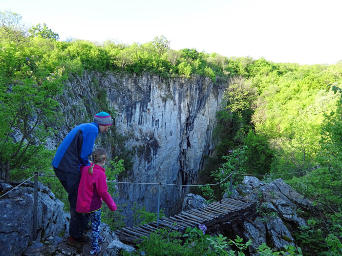 der Lednica Klettersteig nutzt eine riesige Doline auf dem flachen Gipfel eines Waldhügels bei Brestnitsa. Ulli und Ronja auf dem kurzen Zustieg, der eigentliche variantenreiche Klettersteig überspannt auf gleich 5 Seilbrücken das Riesenloch und zieht an der jenseitigen Wand zum Plateaurand hinauf