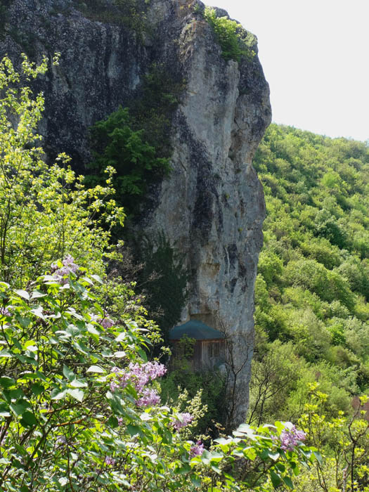 nicht weit davon die Felsenkirche von Ivanovo (UNESCO-Weltkulturerbe), verborgen in einem steil aufragenden Pfeiler 38 m über der Talsohle
