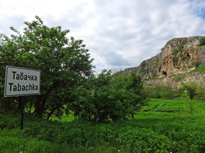 auf dem Weg zur nächsten kulturhistorischen Attraktion, der mittelalterlichen Bergfestung Cherven, machen wir einen Abstecher zu einem weiteren reizvollen Klettergebiet