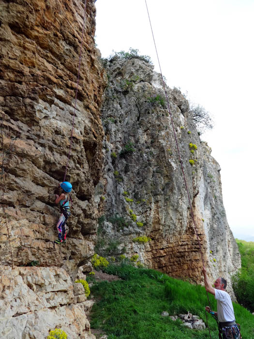 perfekt gebohrt, geputzt, gepflegt: der enthusiastische Kletterclub Chudnite skali aus Varna betreut die Gebiete vorbildlich und hat bereits weitere Massive im Visier. Ronja in Viper 5a+