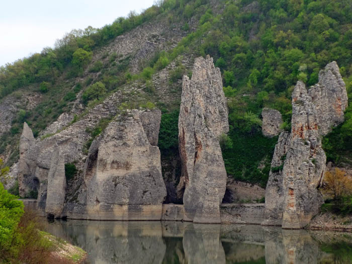 ein kleines Stück weiter südlich - auf der anderen Seite des Sees - erregen eine Anzahl bis zu 40 m hoher burgartiger Türme die Aufmerksamkeit: die Chudnite skali