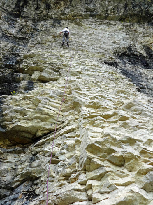 ... und im rechten Teil an der überdachten Hauptwand in H-Nov 5a