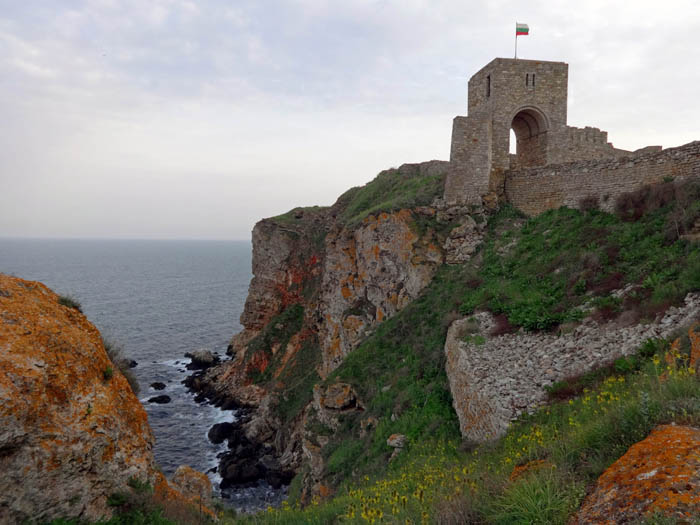 rund ums Kap Kaliakra im NO Bulgariens bricht die Steilküste mit bis zu 70 m hohen Wänden ins Schwarze Meer ab