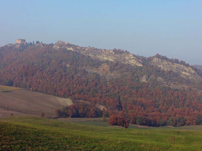 der felsdurchsetzte Riegel mit den restlichen Chiaroni-Sektoren von Süden, vom Weiler Roccapulzana; links die Rocca d'Olgisio