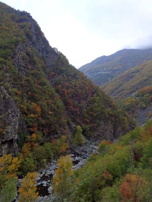 unser Weg an die ligurische Küste führt uns nach Süden in die Schluchten des Apennin; oben das Bergdorf Castagnola