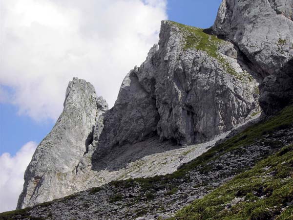 vom Steiglpass erreicht man den Turm auf bequemem Steig in wenigen Minuten; links im Profil die Westkante