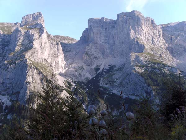 kurz nach Beginn des Jagdsteiges wird die Sicht frei auf Beilstein (li) und Stangenwand