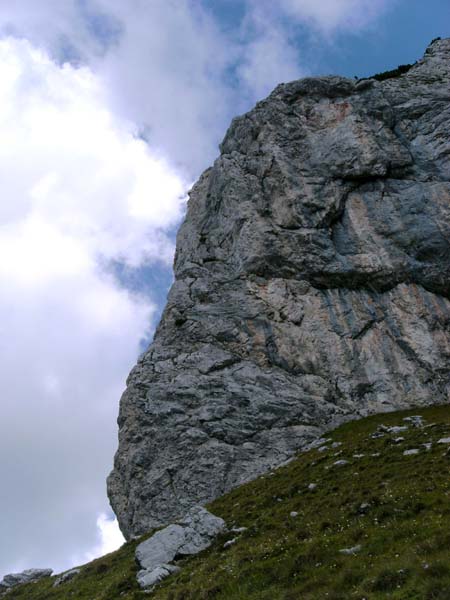 am Fuß der Westkante des Kl. Festlbeilstein. Die 1. SL zieht schräg von rechts nach links über die graue Plattenrampe unterhalb der gelben Ausbrüche