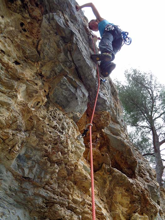 Ulli in der Brandler 6a; die Cava ist mit nur 10 kurzen Routen ein eher kleiner, aber feiner Sektor