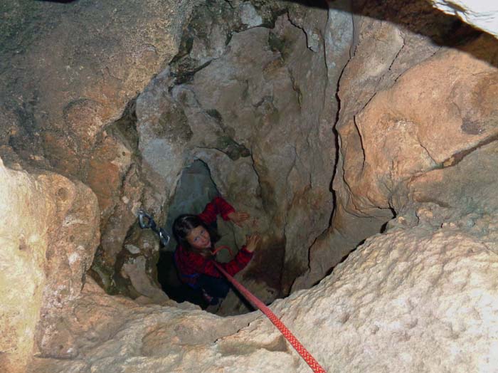 eine weitere Überraschung hier oben 250 m über dem Meer: eine eingerichtete Kletterhöhle, ...