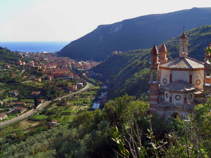 Blick von Norden (von der Chiesa dei 5 campanili) auf Finalborgo, dem Kletterbrennpunkt von Finale - fast alle Gebiete im Umkreis lassen sich von hier aus schnell erreichen