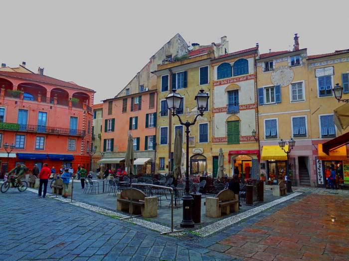 nur zwei Kilometer vom Meer entfernt merkt man an der Piazza Garibaldi in Finalborgo nicht viel vom Riviera-Rummel - das bezaubernde Städtchen mit seinen vielen Restaurants und Sportgeschäften ist fest in der Hand von Kletterern, Wanderern und Bikern