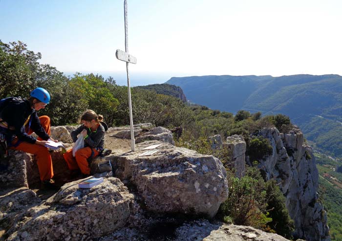 Gipfelblick von der Rocca di Perti gegen Süden aufs Valle Pora; in den westseitigen Wandabstürzen eine nicht enden wollende Reihe von Klettergärten