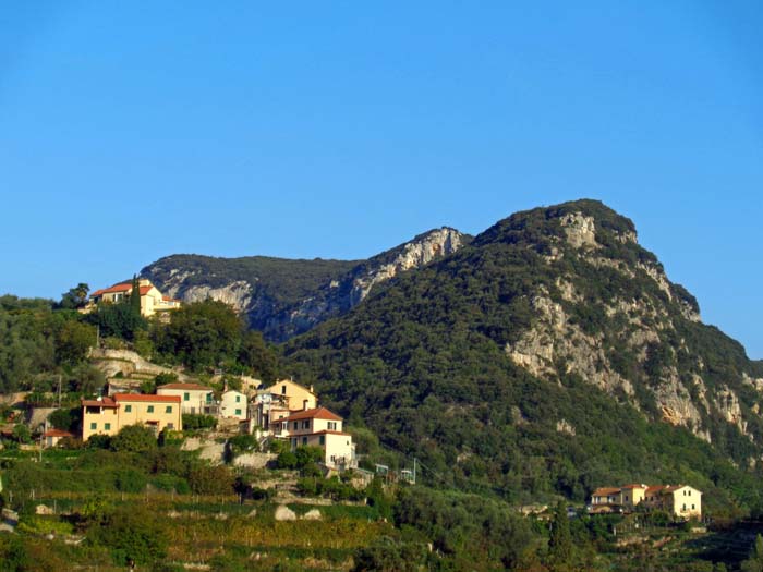 die Südseite der Rocca Carpanea aus dem Valle Aquila; rechts an der grünen San-Antonino-Kuppe der Sektor Terzo livello und die brandneu eingebohrte Wand „F. Kaimano“, in der Mitte  der Bric Scimarco, links anschließend (verdeckt) die legendäre Grotta dell'Edera und ein gutes Dutzend weiterer Klettergärten