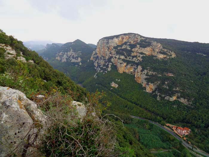 am aussichtsreichen Südkamm (Blick gegen NO auf Bric Pianarella und Monte Cucco) gelangt man schnell hinauf ...