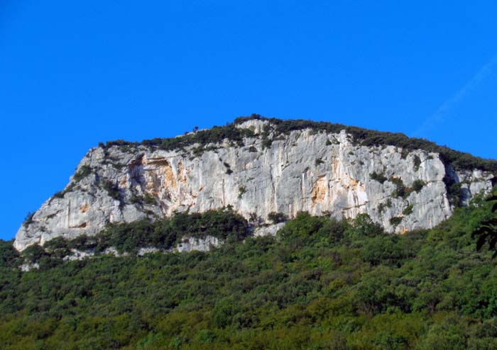 gleich dahinter die nächste Traumwand: Bric Scimarco - an die 80 meist gut eingerichtete Routen, nur im rechten Teil noch etwas älteres, weiter gesetztes Hakenmaterial; der Pilastro del re, 6a (ganz rechts) etwa ...