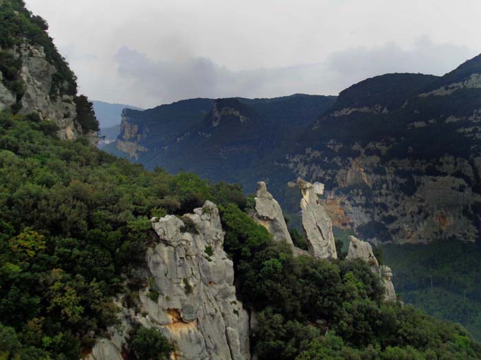 ... mit schönem Blick auf die benachbarten Tre Frati, die allerdings schon zum Klettergebiet Valle Aquila gehören