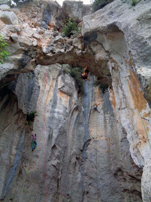 auf der Westseite der Rocca Carpanea liegt zu Beginn einer endlosen Reihe von eingerichteten Felswänden ein Höhepunkt von Finale: die atemberaubende Grotta dell'Edera, eine zylindrische, oben offene Grotte mit 15 Routen von 6b bis 8a+