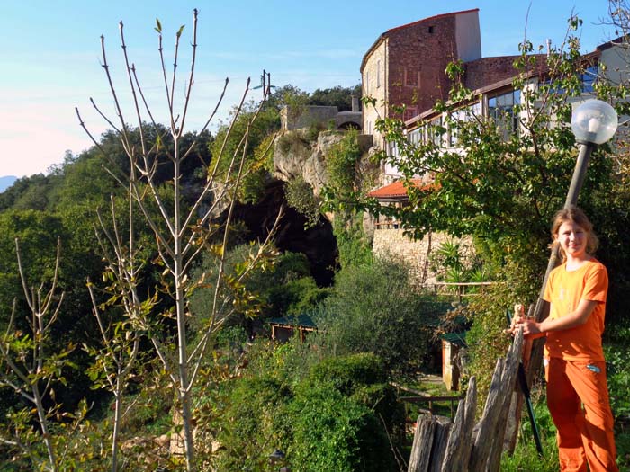 die Trattoria „La Grotta“ ist Ausgangspunkt für die Klettergärten auf dem Altopiano delle Mànie; neben drei kleineren Hardcore-Sektoren (Museo dell'Uomo, Monolocale und Mesa Verde) mit Routen bis 8c ...