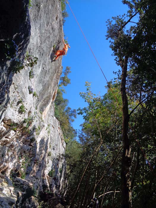 bislang 14 Routen von 5b bis 6c auf rauem Fels, gestaltet im Dezember 2016, in absoluter Ruhe; Ronja versucht sich auf der Banana, 6b+