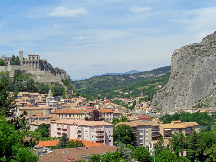 ... nach Sisteron, dem Tor zur Provence; im Felsmassiv zur Rechten ...