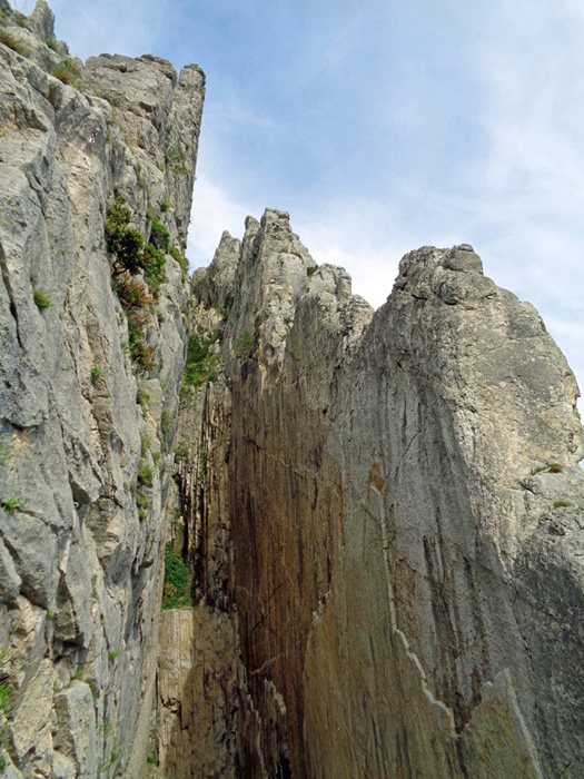 ... versteckt sich eine klammartige Schlucht; die rechte Schluchtwand - Le mur en surplomb - bietet ein Dutzend schwieriger Anstiege im 7. und 8. Franzosengrad, die linke an die zwanzig Genussrouten, ...